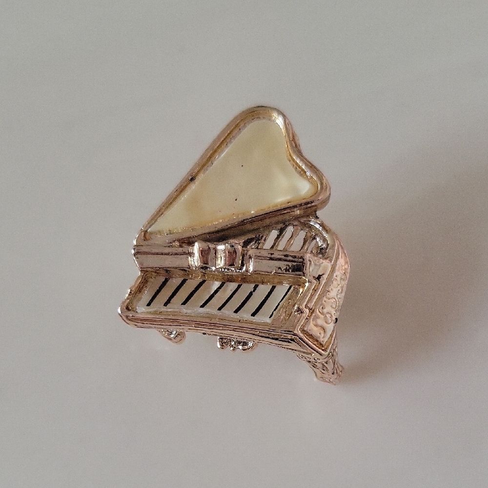 Piano Lapel Pin